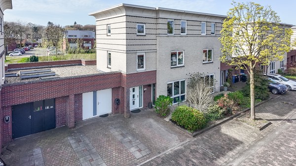 Voor een volledig overzicht verwijzen wij je graag naar de digitale plattegronden, de foto's, de video en de eigen website van deze woning: hetkasteel138.nl
